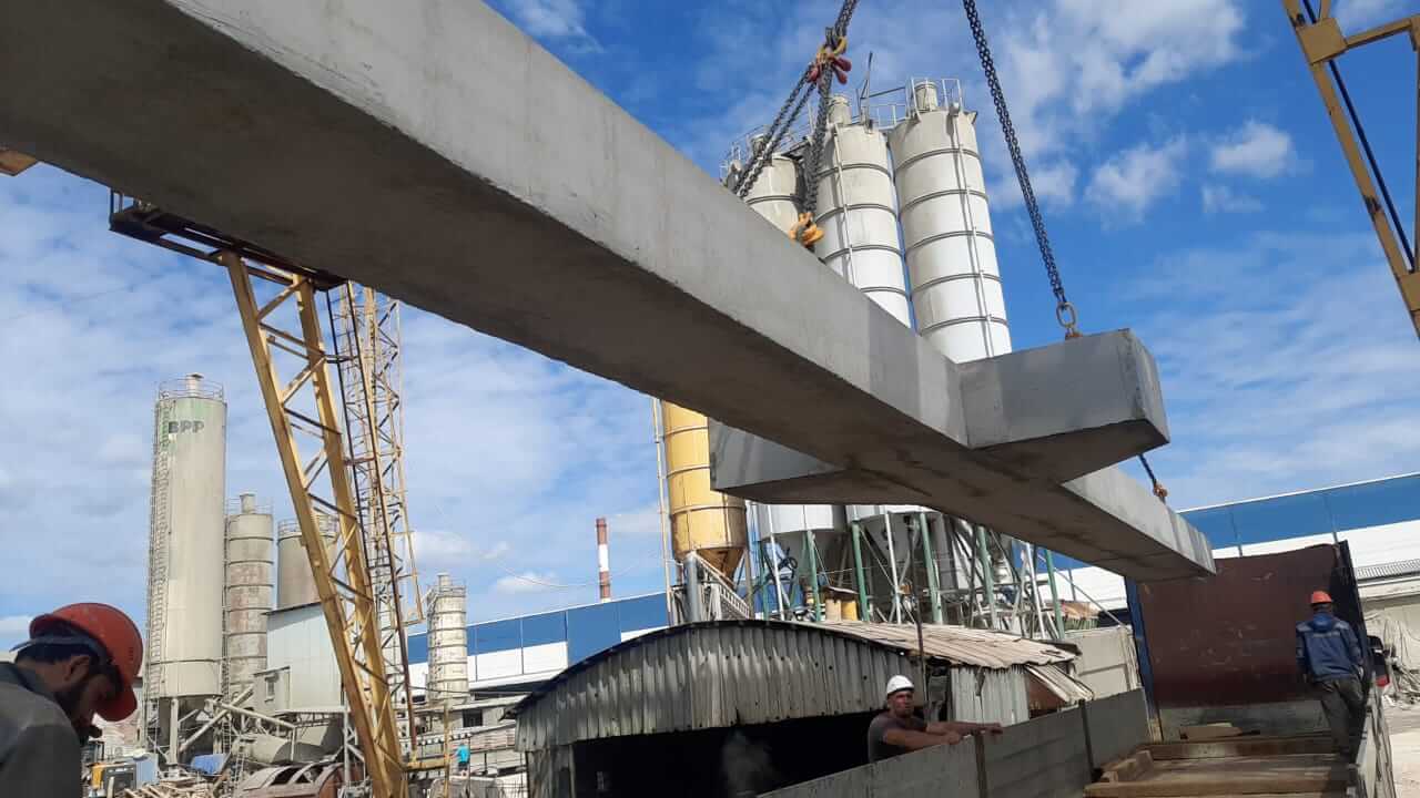 Погрузка железобетонной балки на заводе